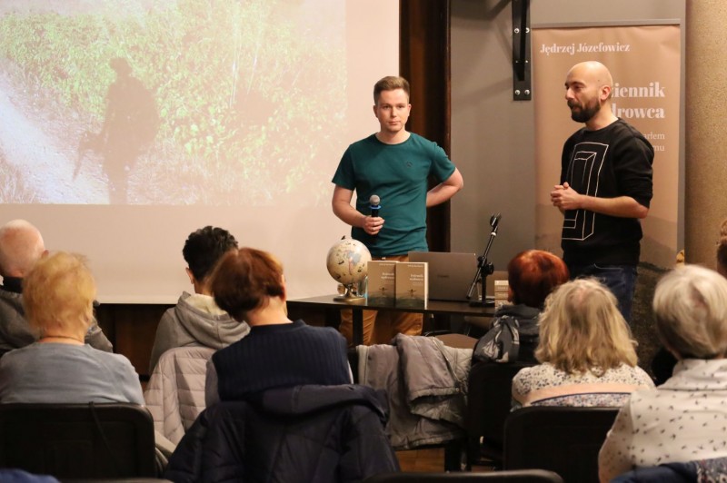 na zdj�ciu prowadzcy spotkanie