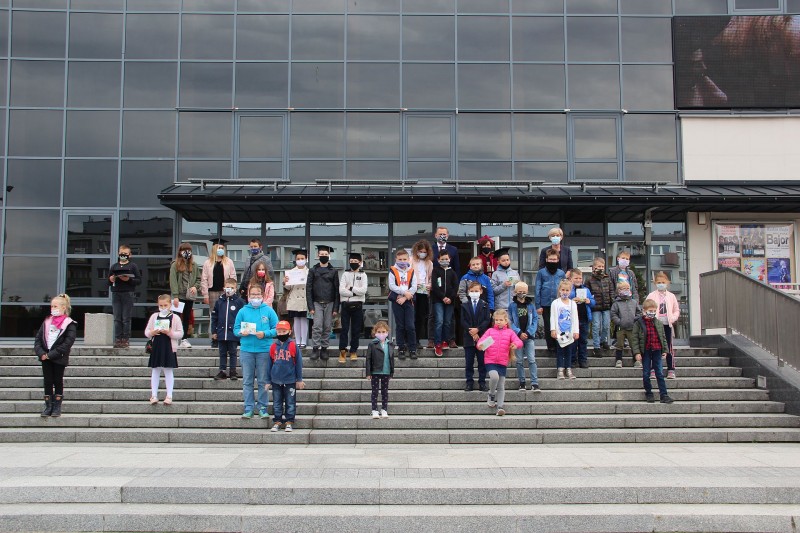 Zdjęcie przedstawia młodych studentów Oświęcimskiego Uniwersytetu Dziecięcego uczestniczących w inauguracji roku akademickiego 2020/2021, a w galerii zdjęcia z inauguracji