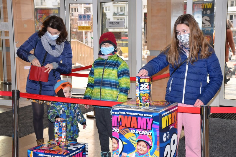 kolorowy plakat przedstawia trzy postaci na hulajnogach, serce WO�P oraz has�o fina�u