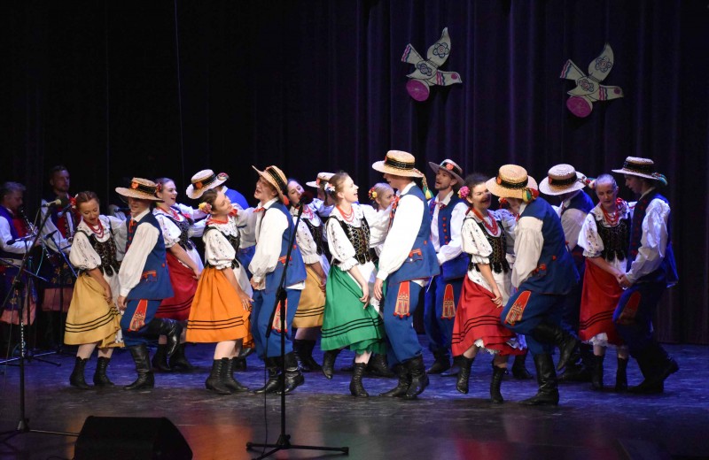 zesp� w parach w kolorowych strojach