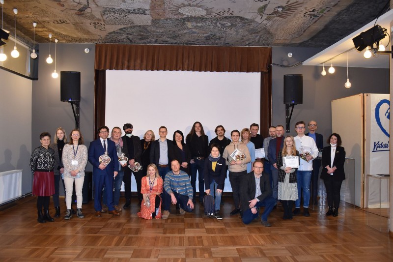 zdj�cie zbiorowe laureat�w i organizatora konkursu