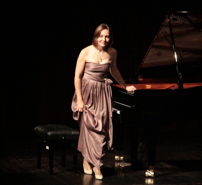 artystka przy fortepianie na zako�czenie recitalu