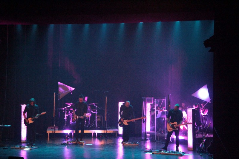 na zdj�ciu zesp� na scenie