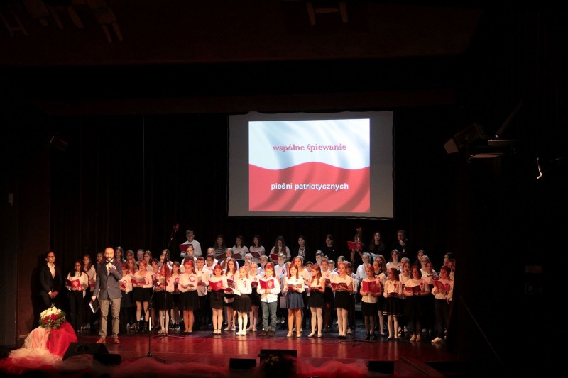 zdj�ce sceny z ch�rem wykonawc�w