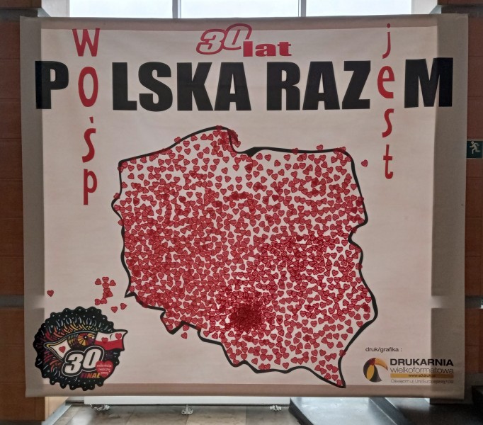 plansza z napisem 30 lat Poska Razem z konturem Polski w �rodku wyklejonym przez ludz sercami wo�p 