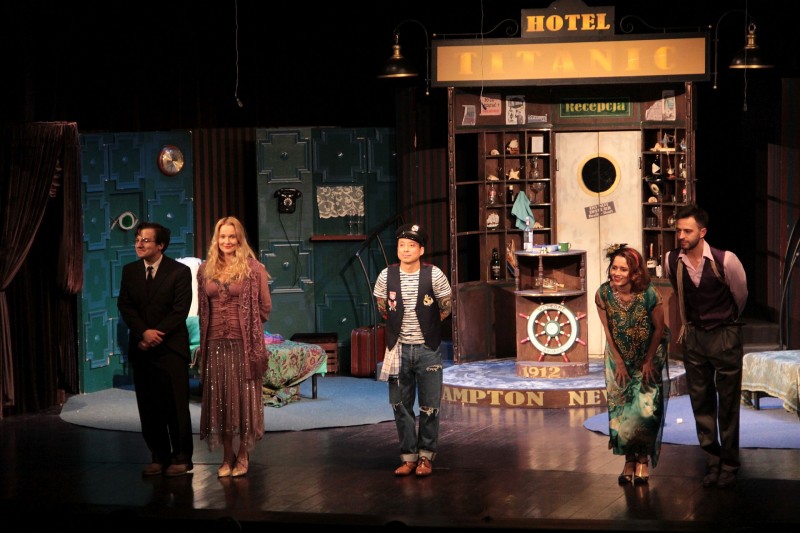 aktorzy k�aniaj�cy si� po spektaklu