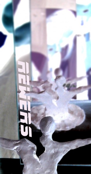 na abstrakcyjnym plakacie figurka ceramiczna