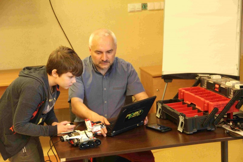 instruktor i uczestnik zaj�� przy laptopie