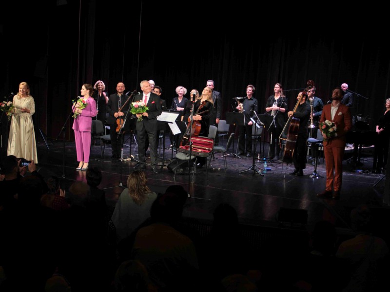 na zdjęciu wykonawcy koncertu na scenie