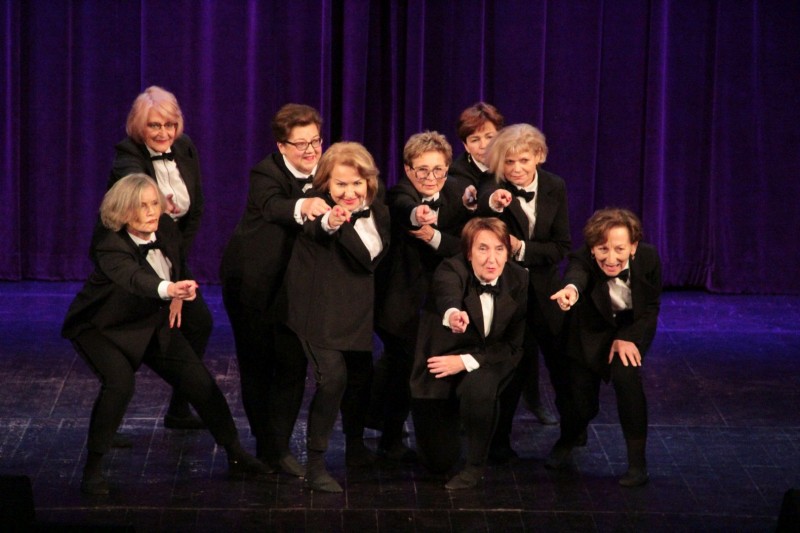 na zdj�ciu grupa wykonawc�w nascenie podczas wyst�pu