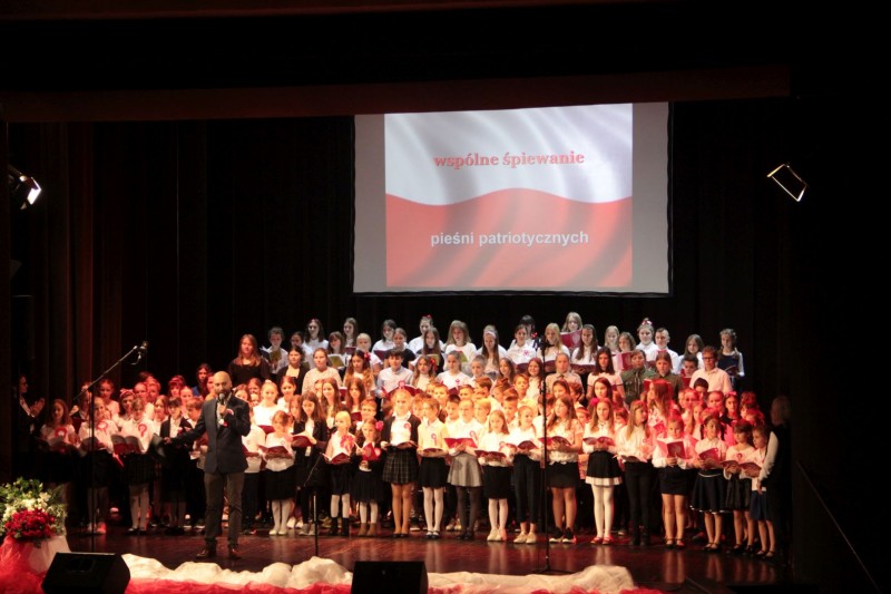 na zdjęciu uczestnicy śpiewanai na scenie