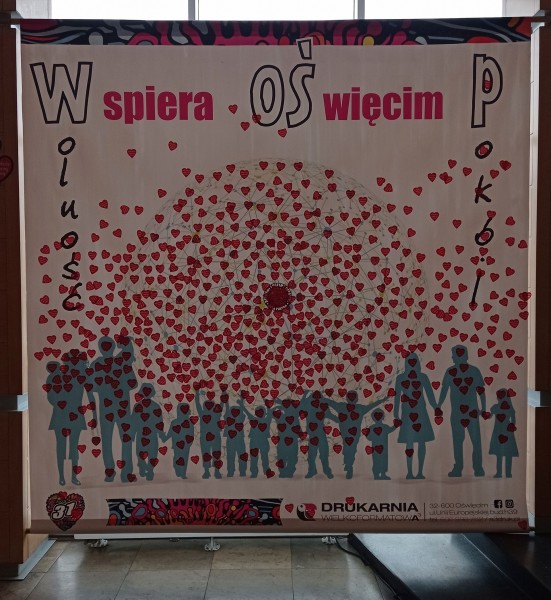 na ilustracji kolorowy baner z numerem edycji fina�u , data i cel fina�u