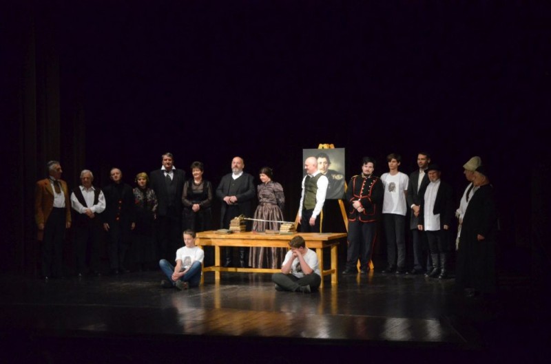 na zdj�ciu wykonawcy spektaklu na scenie