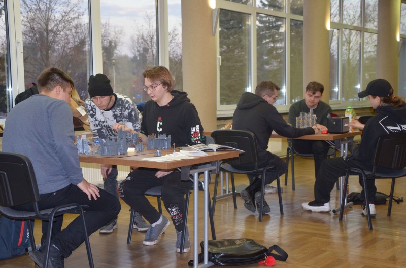 na zdj�ciu uczestnicy gry przy stolikach