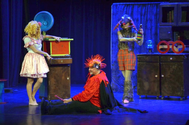 na zdj�ciu aktorzy podczas spektaklu