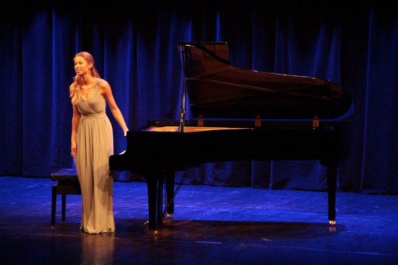 na zdj�ciu Anna Lipiak przy fortepianie