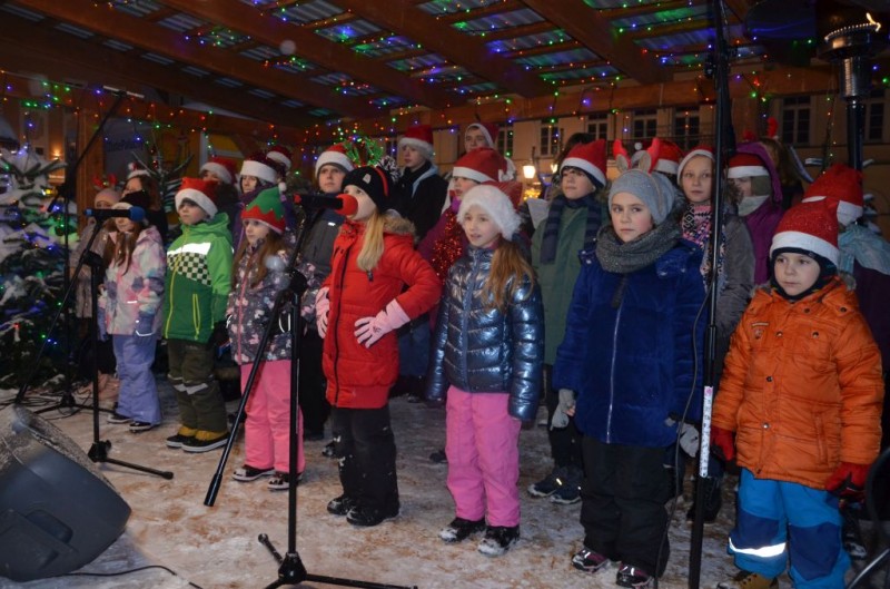 na zdj�ciu uczestnicy prezentacji na rynku