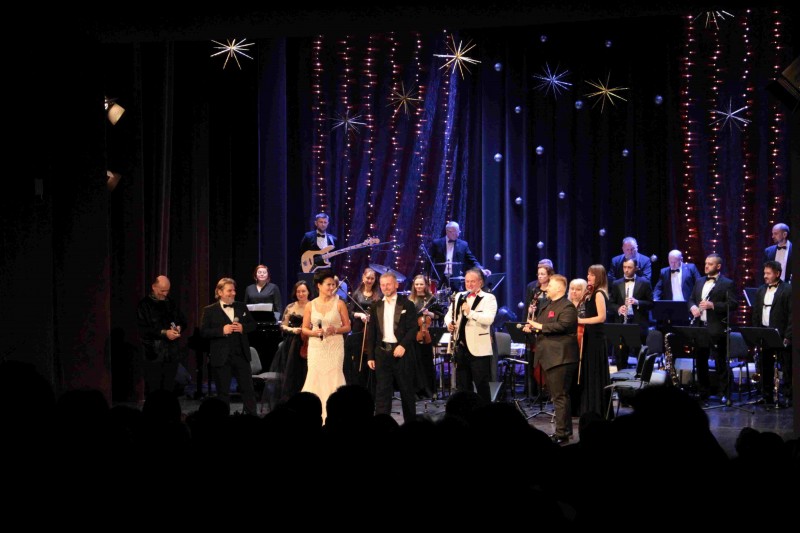 na zdjęciu wykonawcy koncertu na scenie