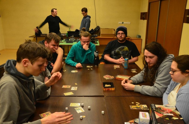 na plakacie uczestnicy podczas gry