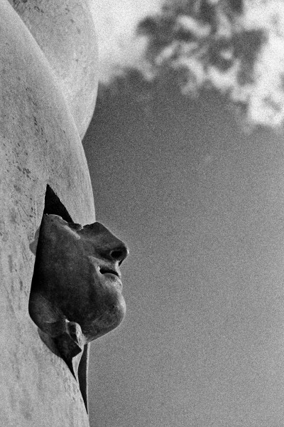 na zdj�ciu fragment rze�by Mitoraja - twarz/maska