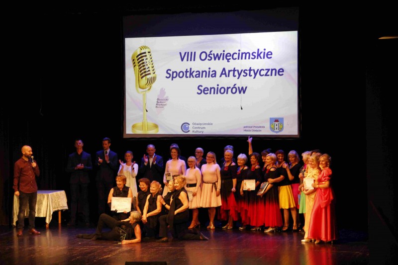 na zdjeciu laureaci spotka� na scenie