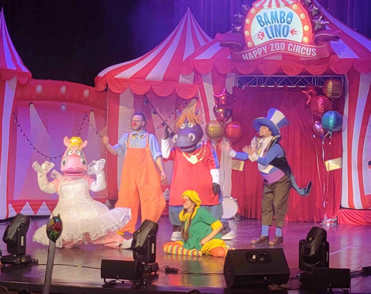 kolorowo przebrani arty�ci na scenie po spektaklu machaj� do widowni