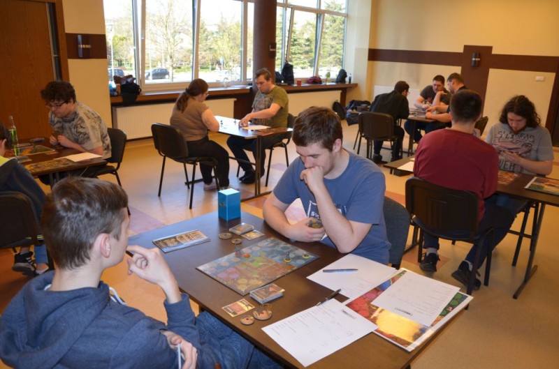 na zdj�ciu gracze przy stolikach podczas turnieju