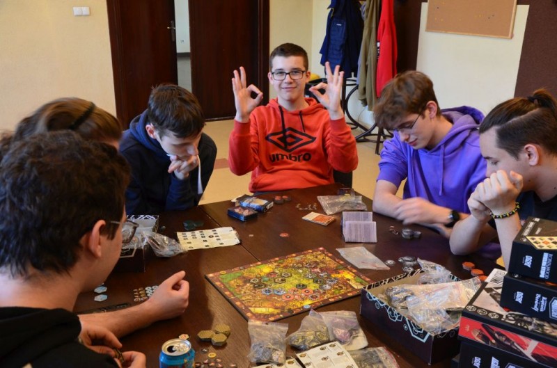 na zdj�ciu gracze przy stolikach podczas turnieju