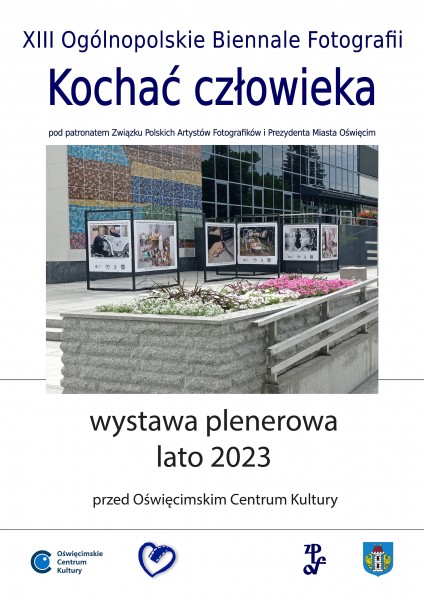 na plakacie nagrodzona paraca biennale, dziewczynka w czerwonej sukience w pokoju po�r�d du�ej ilo�ci zabawek