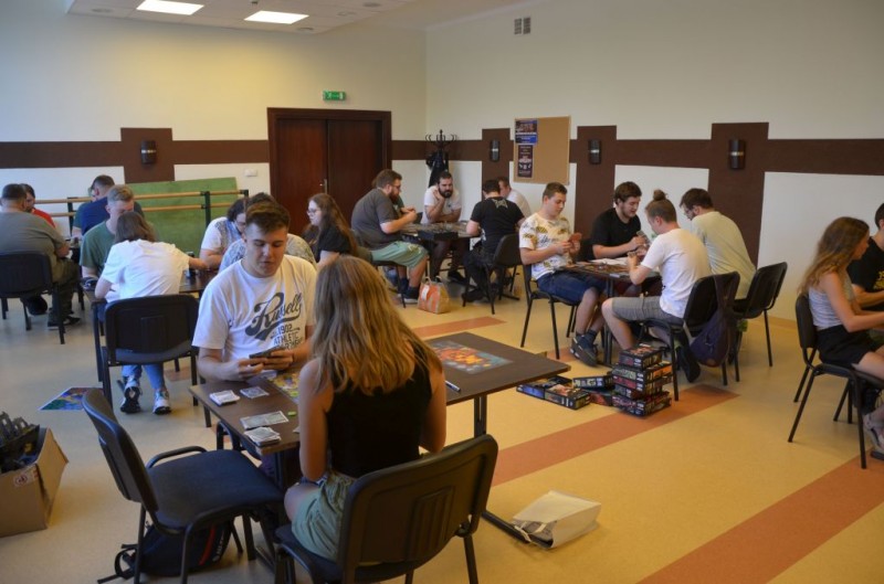 na zdj�ciu uczestnicy gry przy stolikach