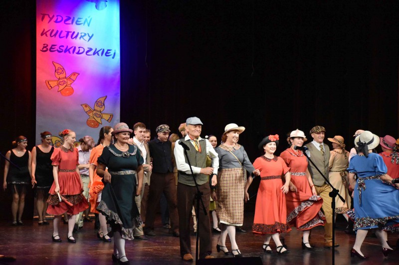 na zdj�ciach tancerze podczas koncertu