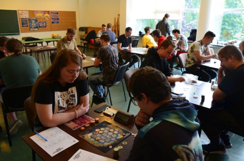 na zdj�ciach uczestnicy turnieju podczas gry przy stolikach