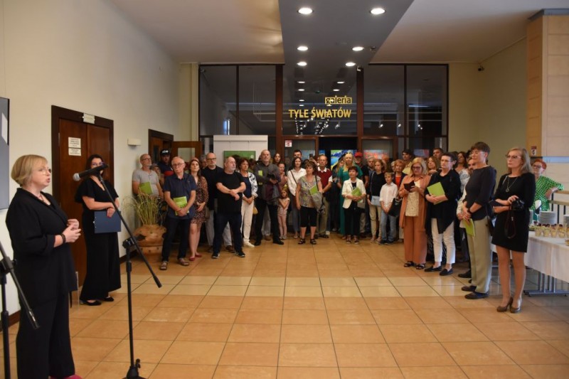 na zdj�ciu arty�ci oraz goscie wernisa�u na wystawie