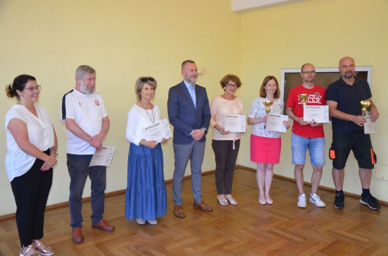 na zdjeciu laureaci turnieju z dyplomami i pucharami