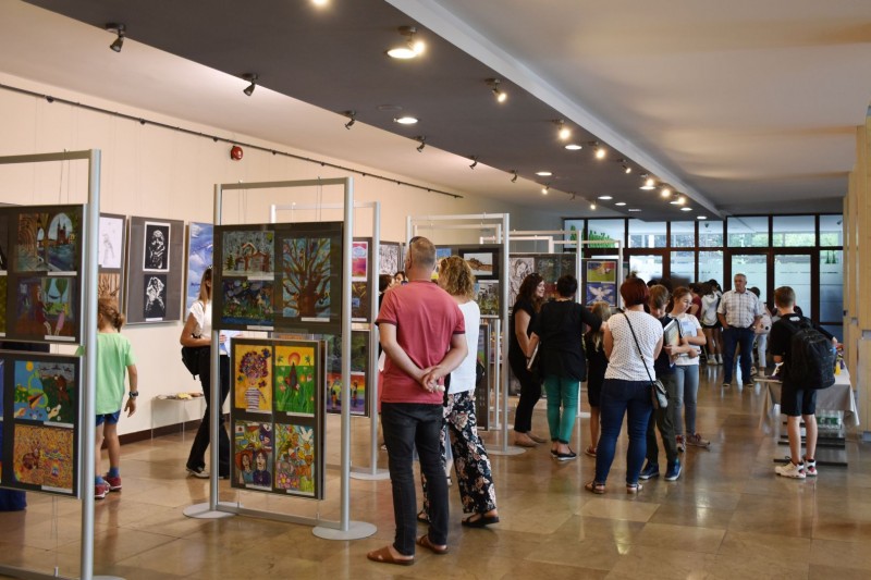 na zdj�ciach ogl�daj�cy wystaw� w holu OCK