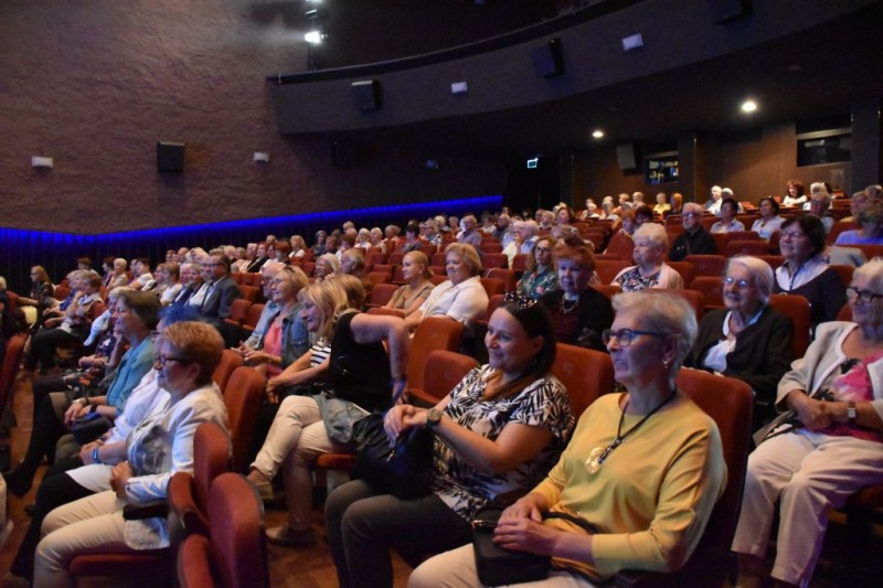 na zdj�ciu s�uchaczew UTW podczas inauguracji