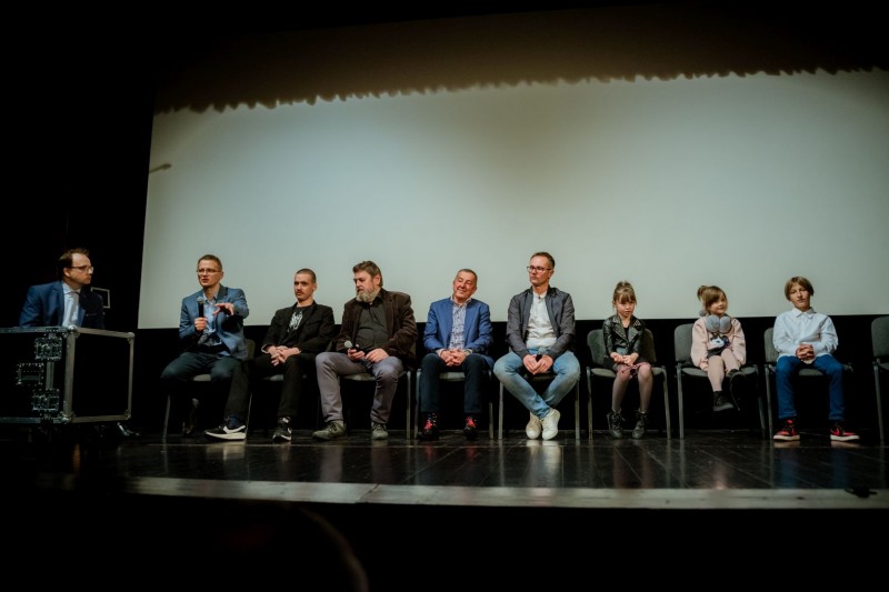 na zdj�ciach tw�rcy filmu na scenie