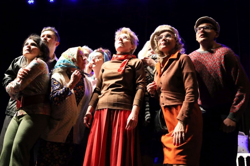 aktorzy na scenie podczas spektaklu, scena zbiorowa