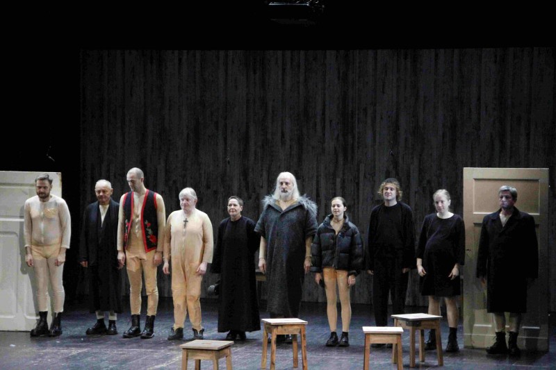 na zdj�ciach sceny zbiorowe ze spektaklu